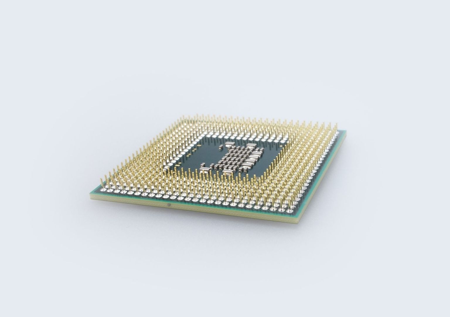 Close-up van een microchip met goudkleurige aansluitpinnen