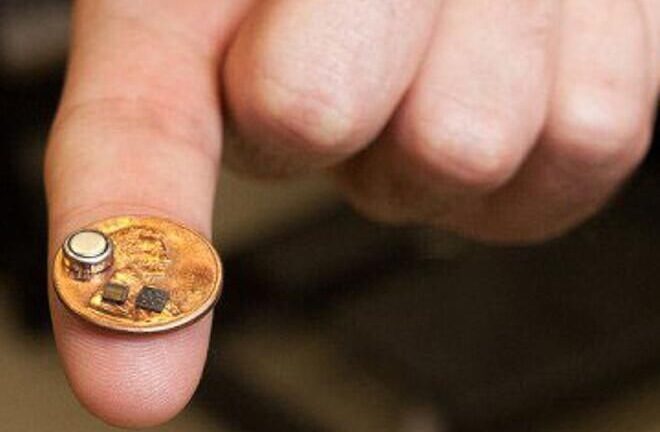 Miniatuursensor met elektronische onderdelen op een vingertop
