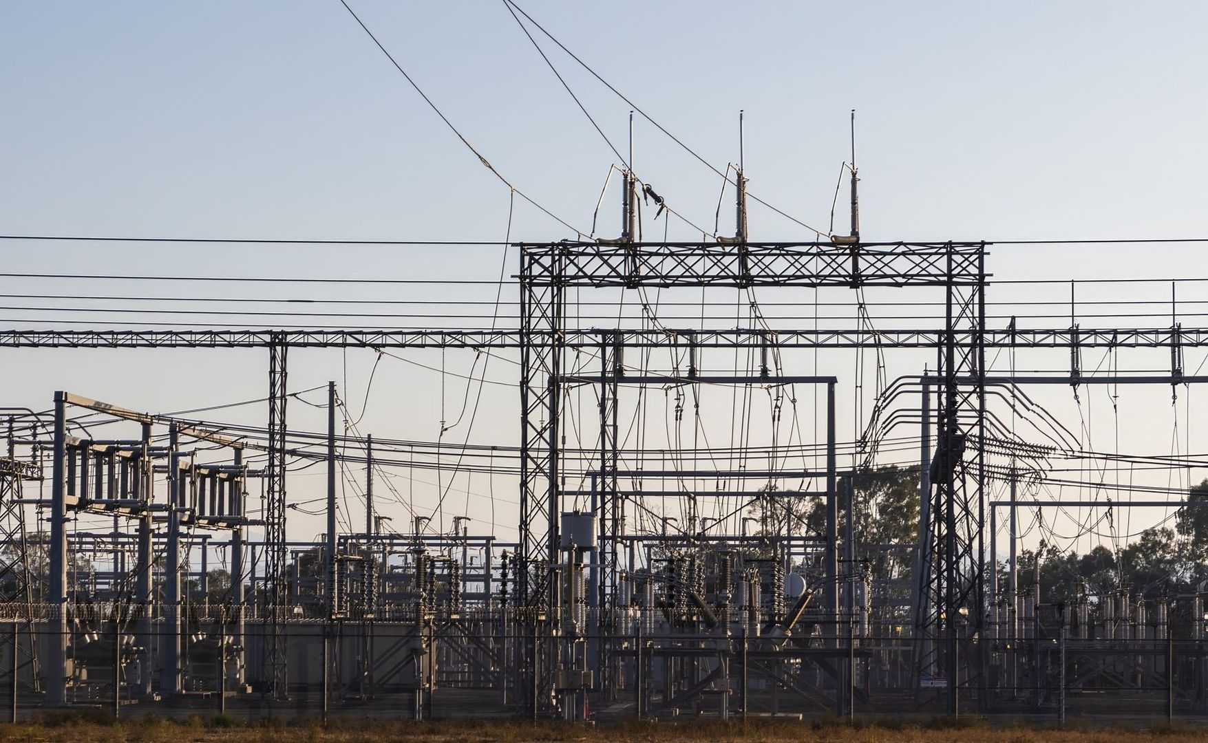 Elektrisch hoogspanningsstation met transformatoren en vele stroomleidingen